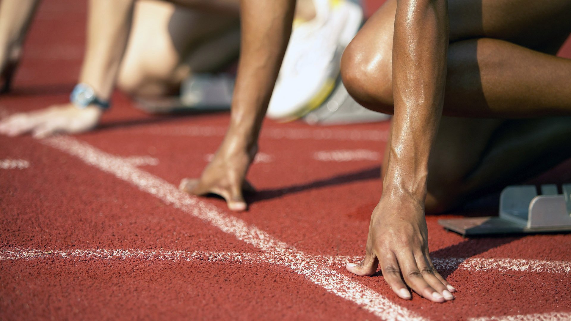 三前锋阵型牵制对方后场出球，篮球三前锋