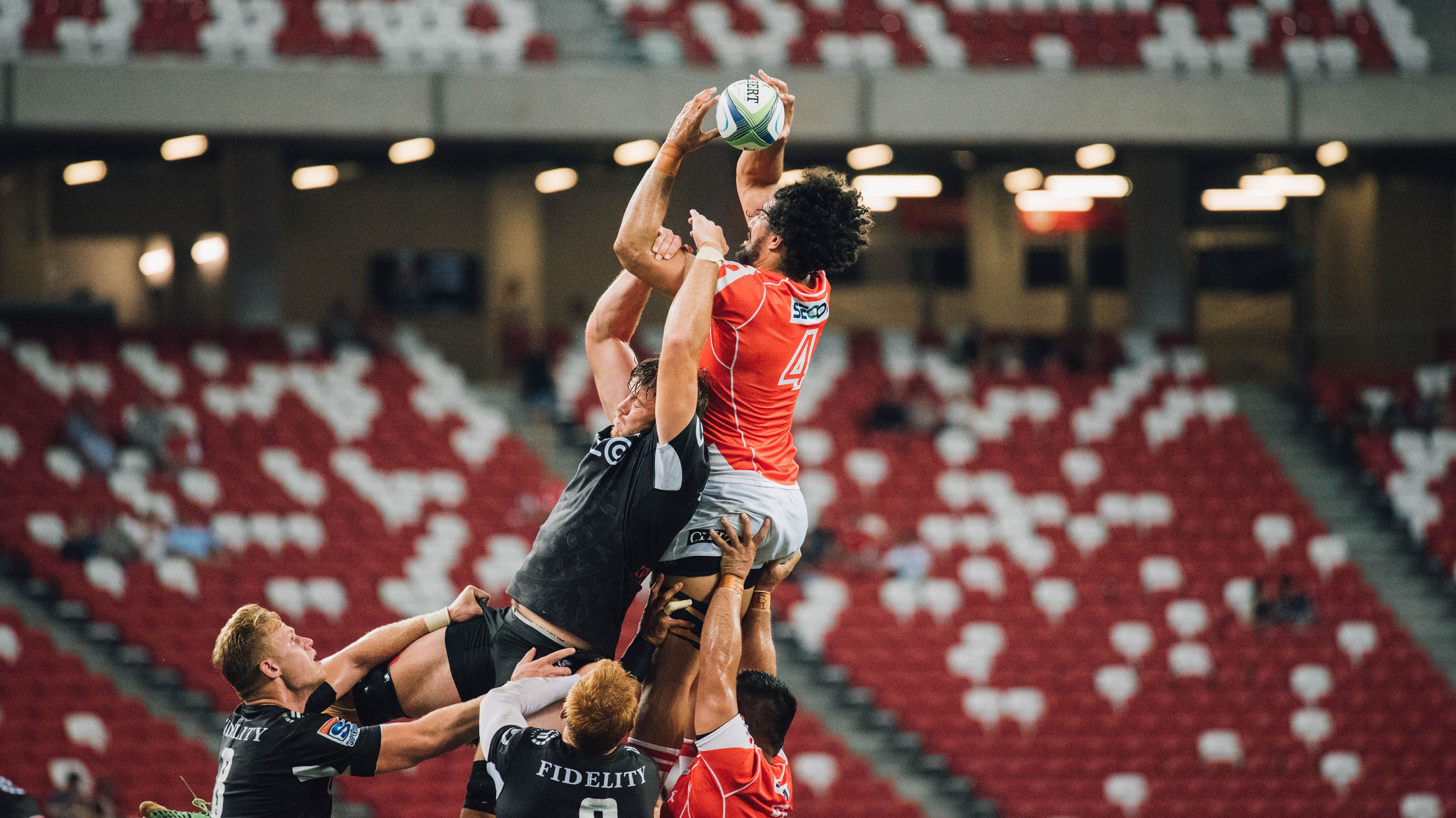 三前锋阵型牵制对方后场出球，篮球三前锋